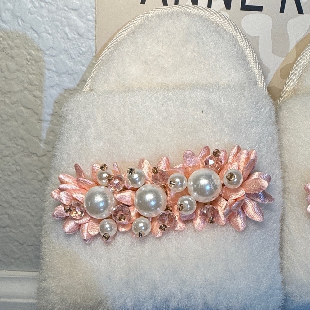 Anne Klein Winter White Fur Slippers with Pearl Accents M - Picture 5 of 13